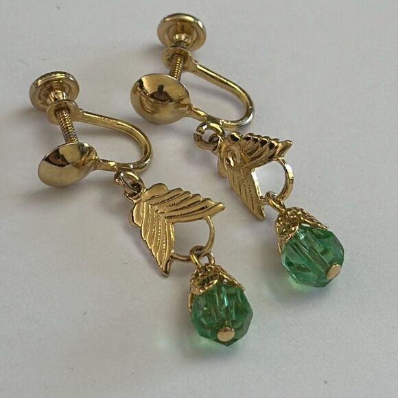 Vintage Gold Plated Faceted Green Crystal Screw Back Earrings - Picture 1 of 3